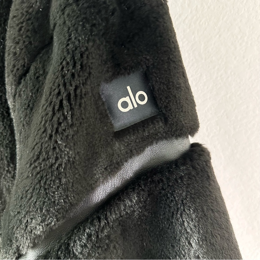 ALO Yoga Black Knockout Faux Fur Jacket Coat SZ XXS - Picture 5 of 11